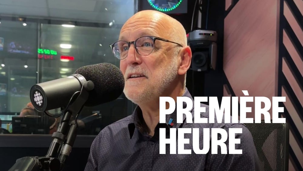Un homme assis dans un studio radio.