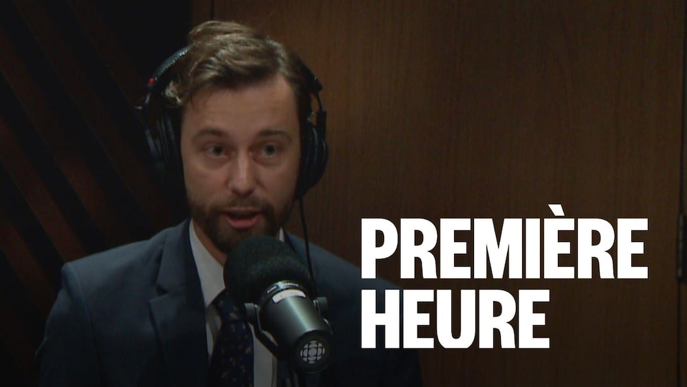 Un homme assis dans un studio radio.