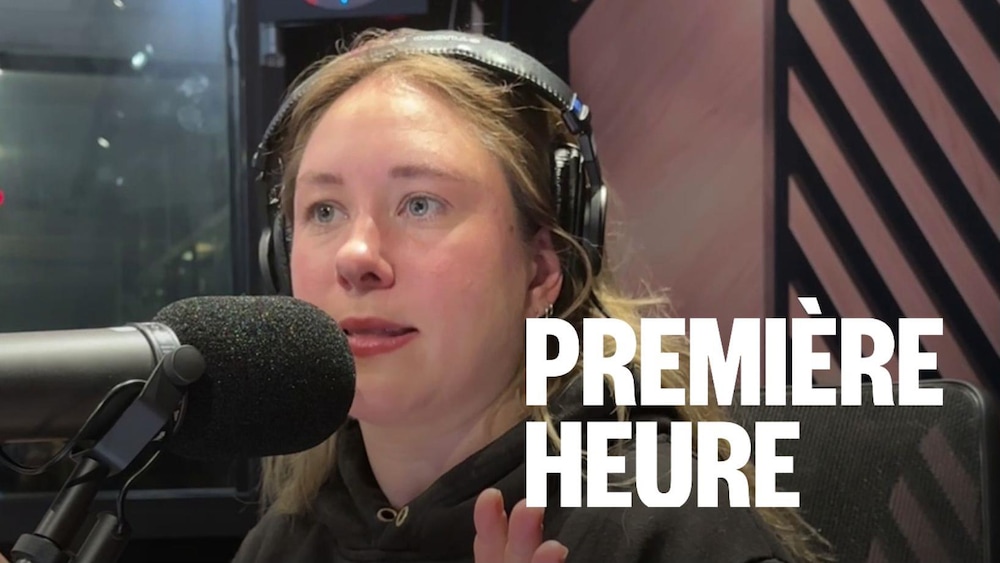 Une femme assise dans un studio radio.