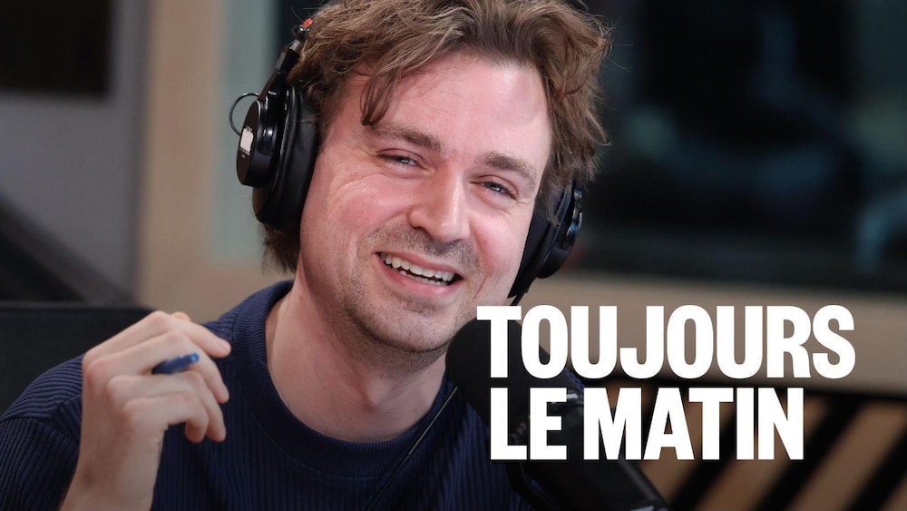 l'humoriste Arnaud Soly derrière un micro.