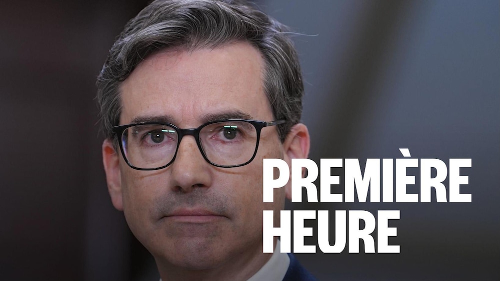Un homme regarde vers la caméra.