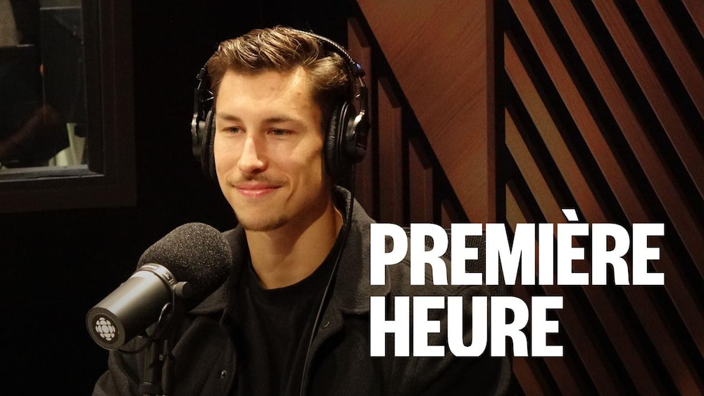 Un homme assis dans un studio radio.