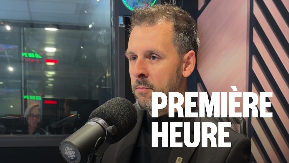 Un homme assis dans un studio radio.