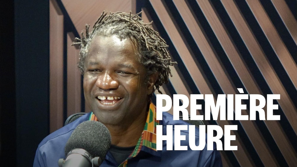 Un homme assis dans un studio radio.