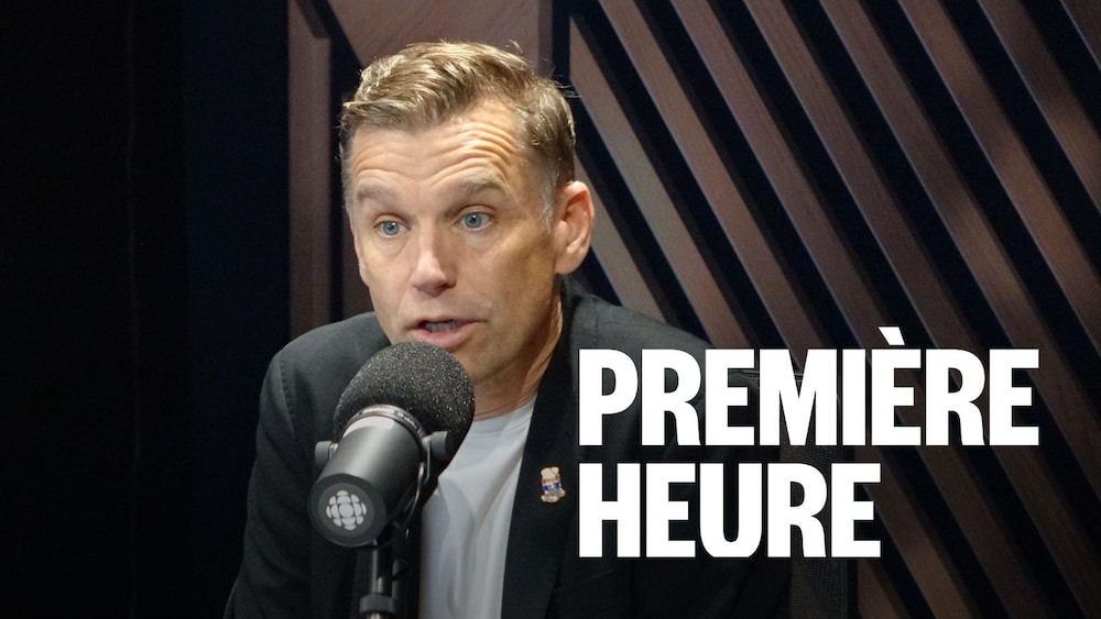 Un homme assis dans un studio radio.