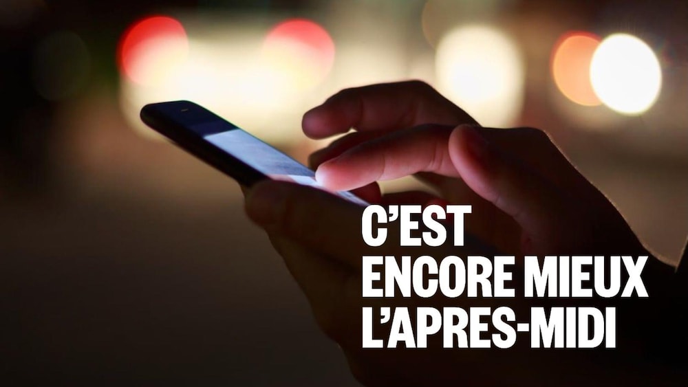 Une personne appuient sur l'écran d'un téléphone intelligent.