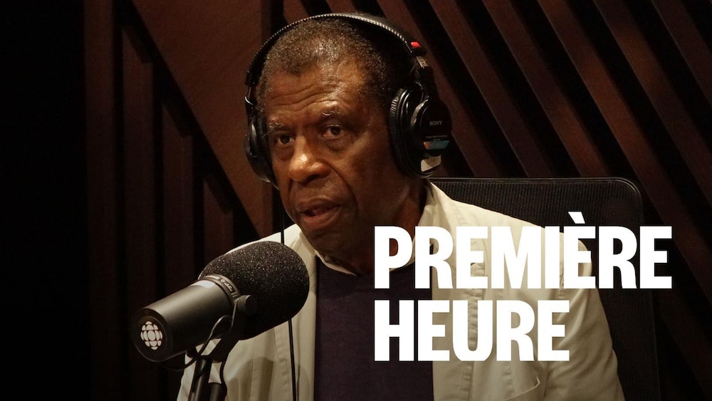 Un homme assis dans un studio radio.