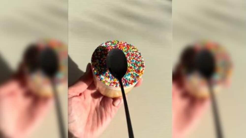 Une cuillère et le dot cake.