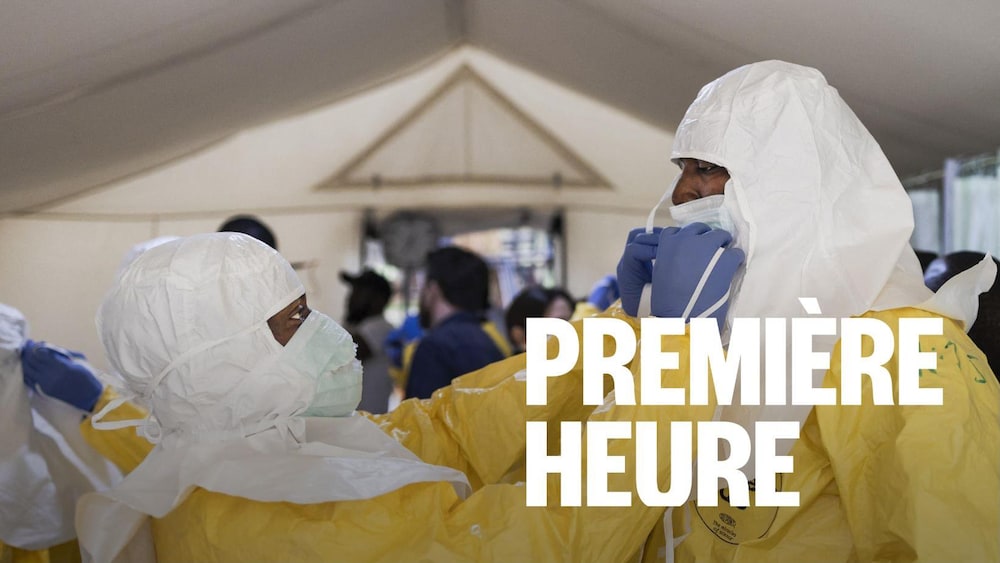 Des travailleurs de la santé avec des équipements de protection individuelle (EPI) s'entraînent mutuellement à appliquer les protocoles de contrôle de sécurité lors d'une formation organisée par l'organisation humanitaire médicale Médecins sans Frontières (MSF).