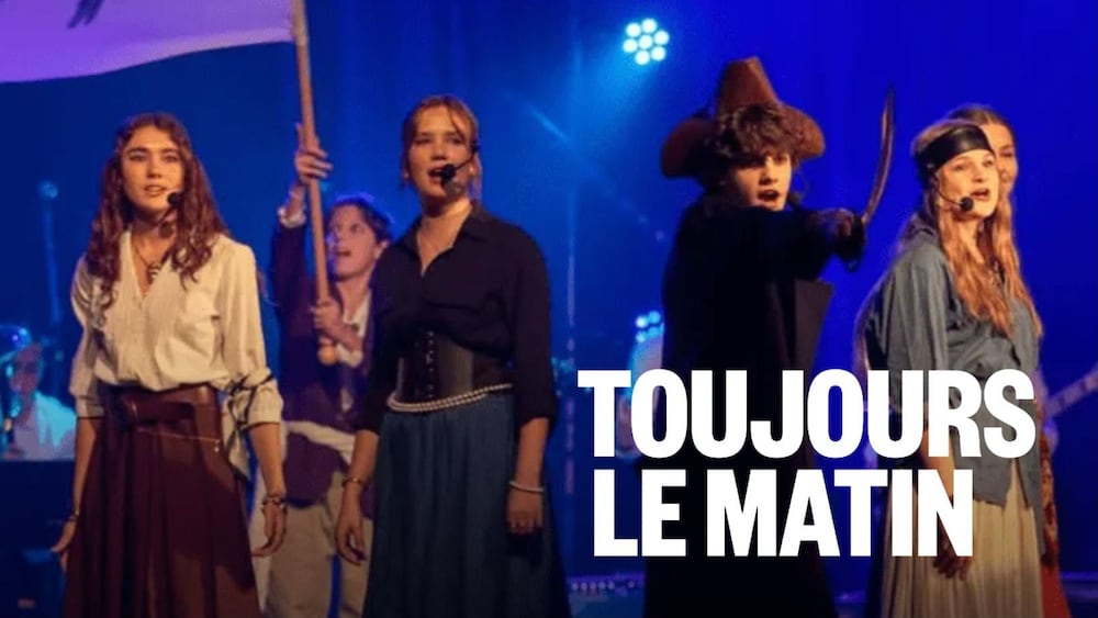 des jeunes sur scènes costumés en pirates.