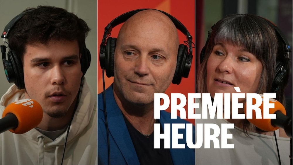 Deux hommes et une dame assis dans un studio radio.