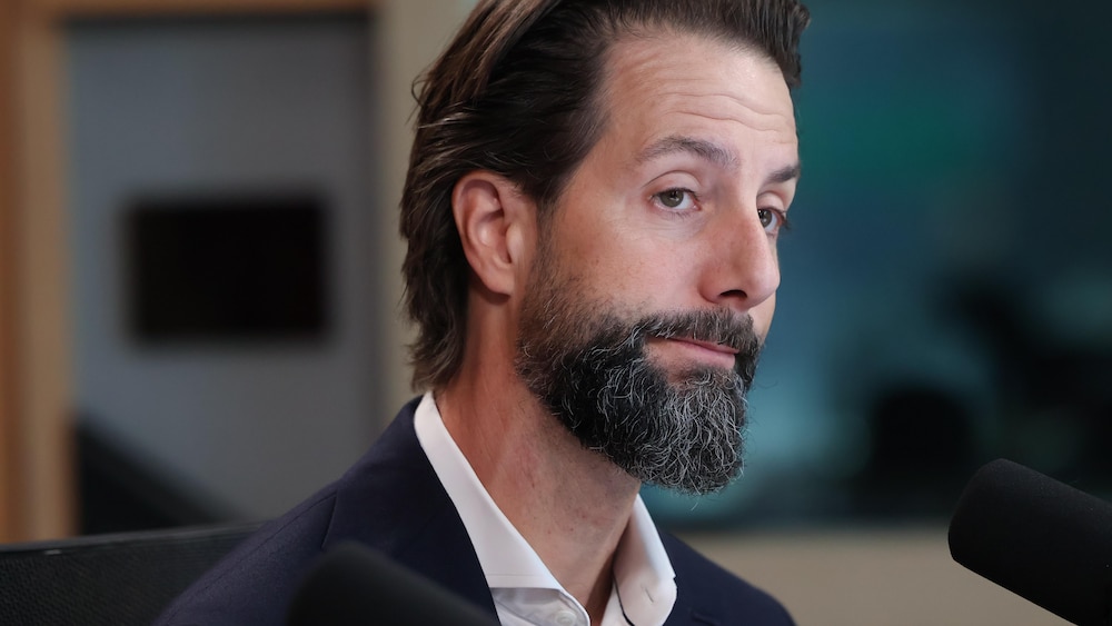 François Cardinal devant un micro du studio 1 de Radio-Canada. 