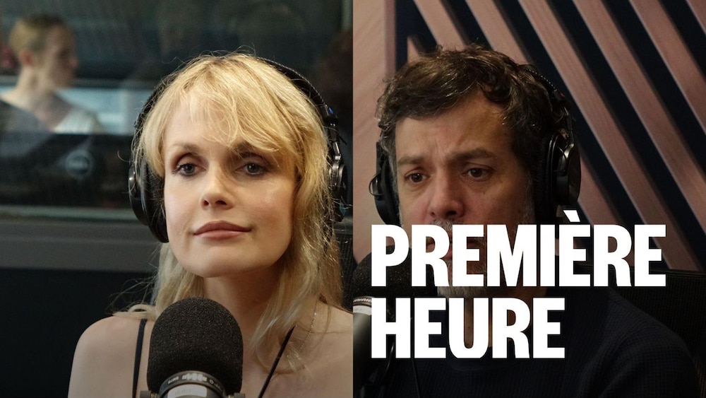 Un homme et une femme dans un studio radio.