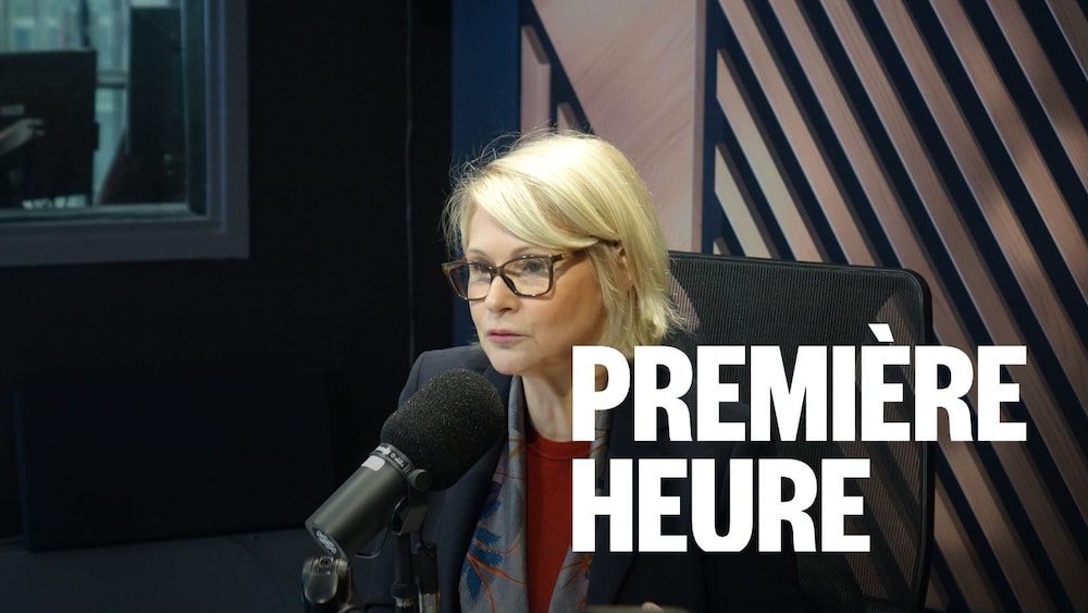 Une femme assise dans un studio radio.