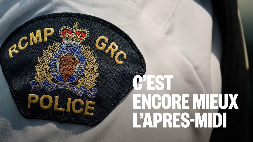 Gros plan sur le badge de la GRC sur la chemise d'un agent.