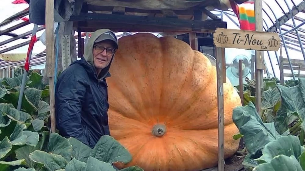 Laurent avec sa grosse citrouille.