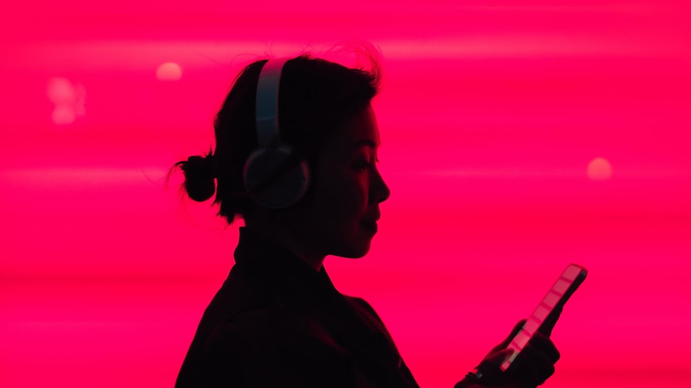 Une femme écoute de la musique sur son téléphone intelligent.
