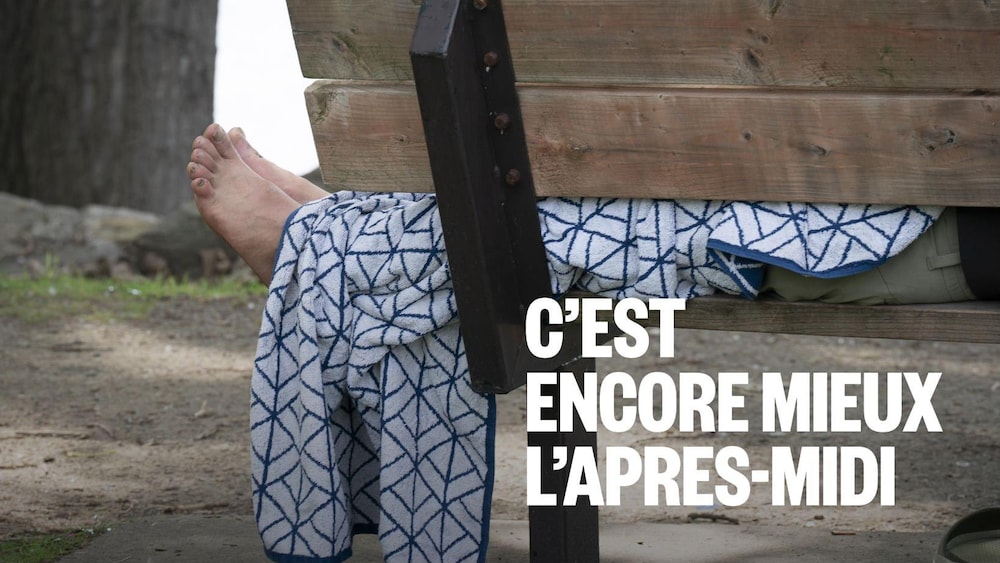 Un itinérant couché sur un banc.
