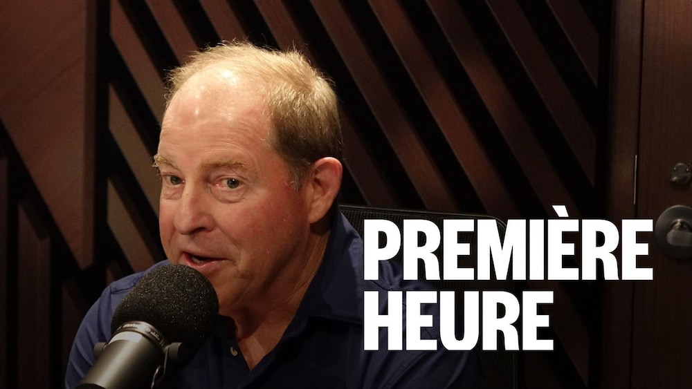 Un homme assis dans un studio radio.