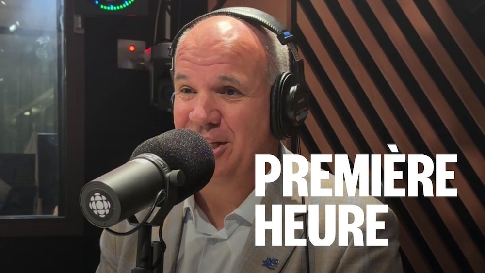 Un homme assis dans un studio radio.