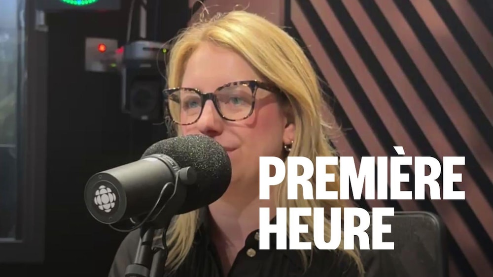 Une femme assise dans un studio radio.