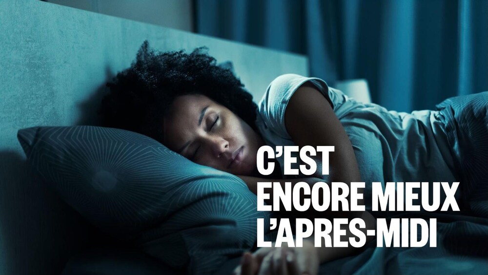 Une femme qui dort seule dans un lit.