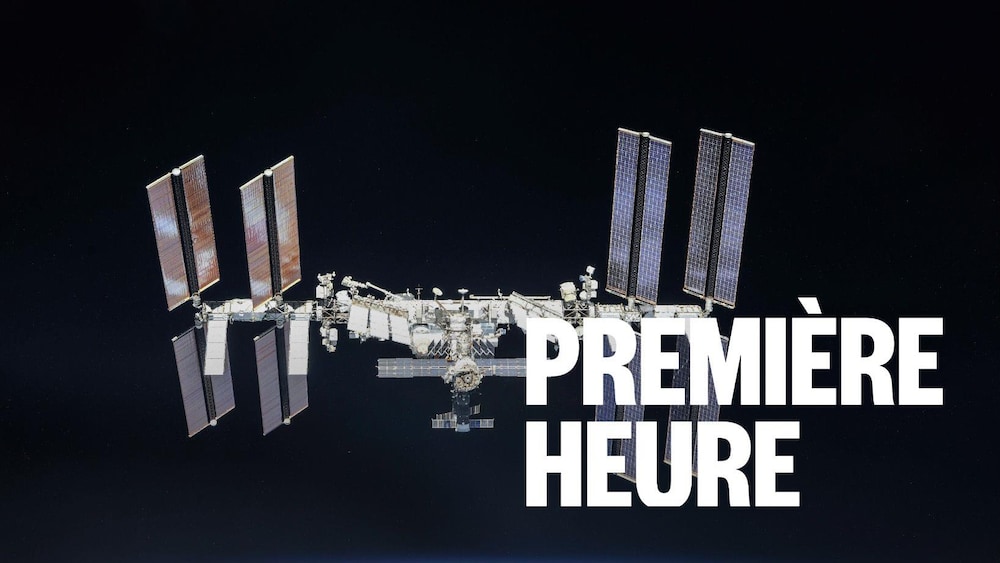 La Station spatiale internationale en orbite dans l'espace, au-dessus de l'horizon terrestre.