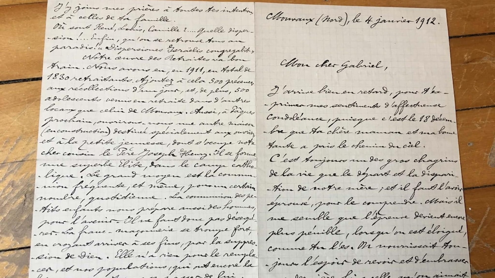 Une lettre est écrite à la main.
