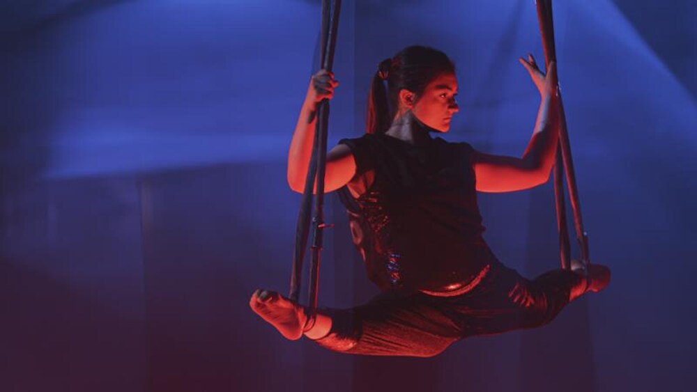Des acrobates de l'école nationale du cirque en action.
