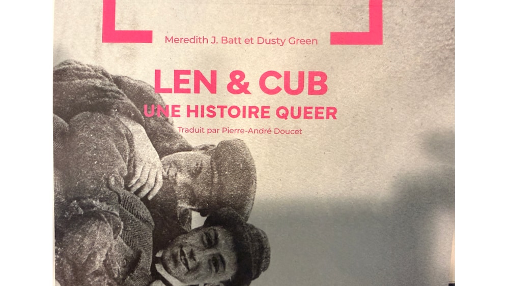Une histoire queer, montrant une photo ancienne en noir et blanc de deux hommes allongés ensemble.