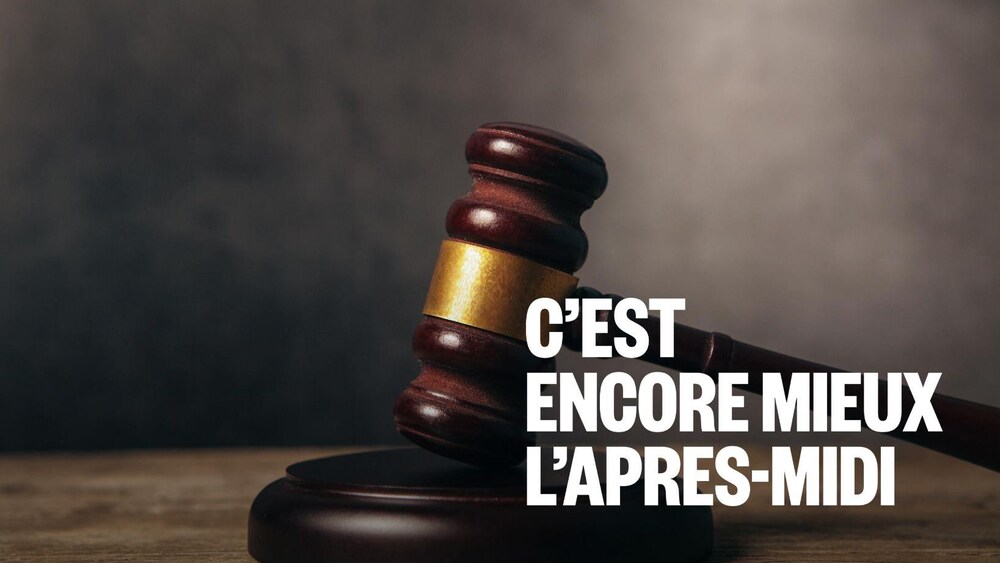 Un maillet de juge en bois sur fond brun.