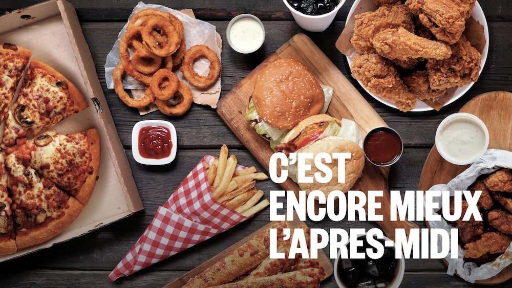 De la malbouffe sur une table.