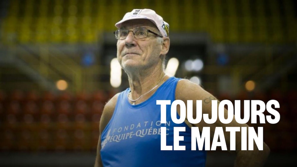 Un homme en habit de sport devant des estrades vides
