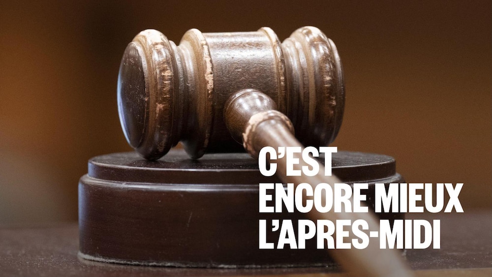 Le maillet d'un juge repose sur un bureau.