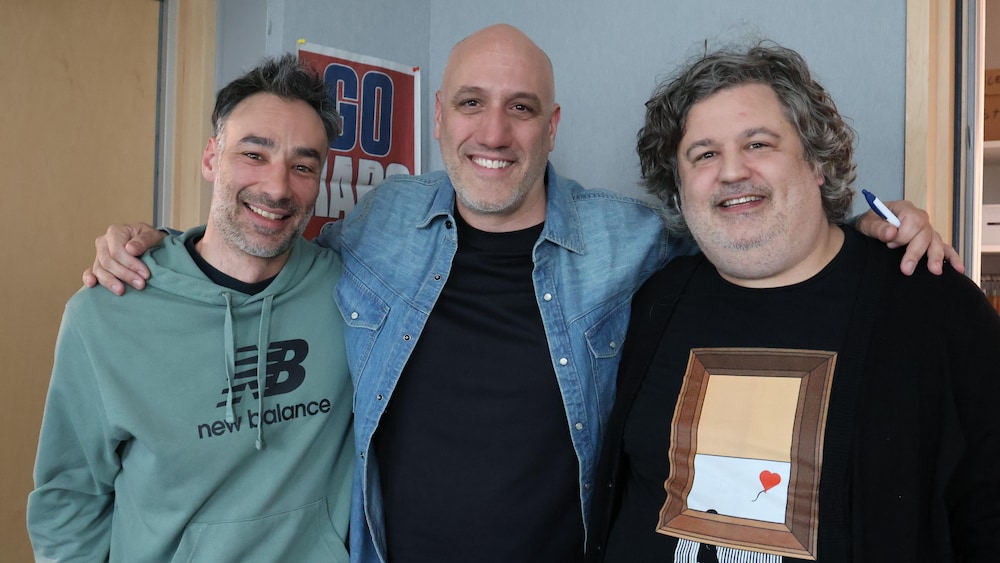 Mathieu Belhumeur, Nicolas Maillux et Benoît Depelteau, souriant pour la photo, dans la régie du studio 1 de Radio-Canada.