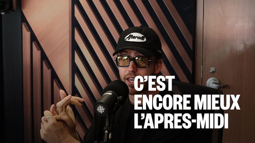Un homme assis dans un studio radio.