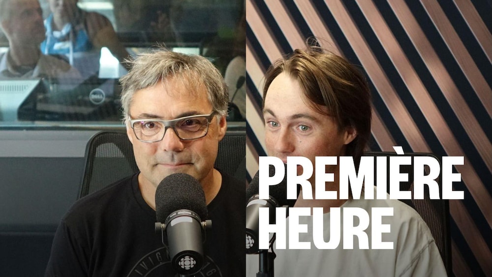 Deux hommes assis dans un studio radio.