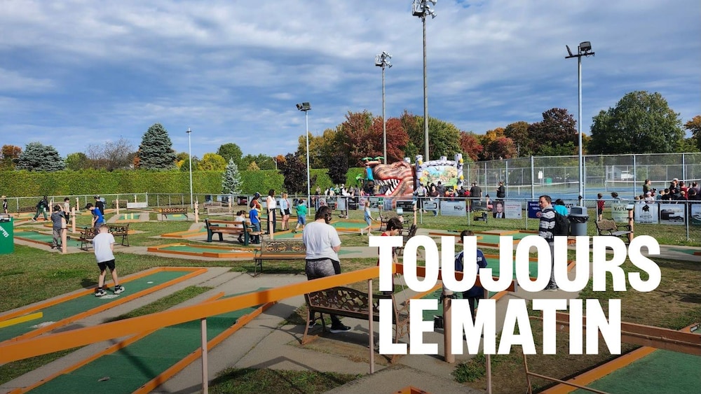 Terrain de minigolf avec des joueurs
