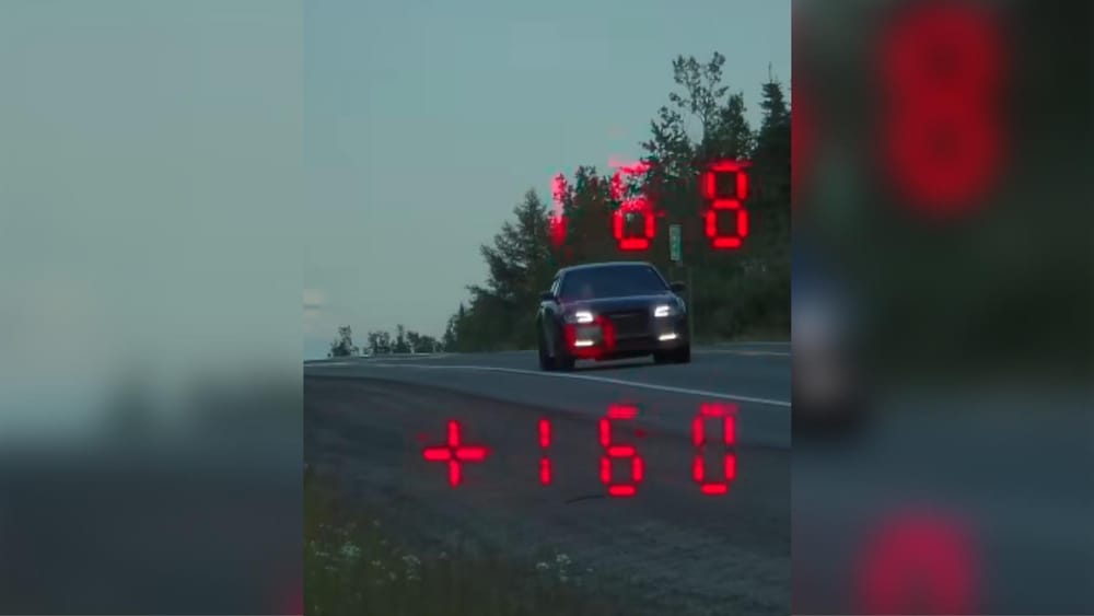 Une voiture sur une route. Les nombres 168 et 160 sont indiéqués sur un radar photo afin d'illustrer l'excès de vitesse.