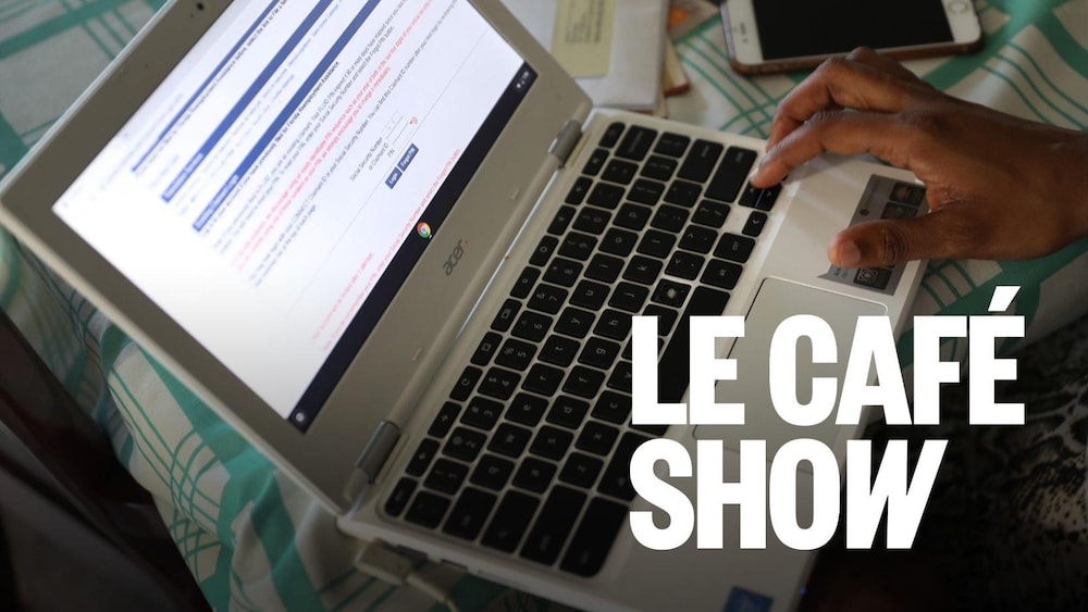 Une personne remplit une demande d'assurance-emploi sur son ordinateur portable. 