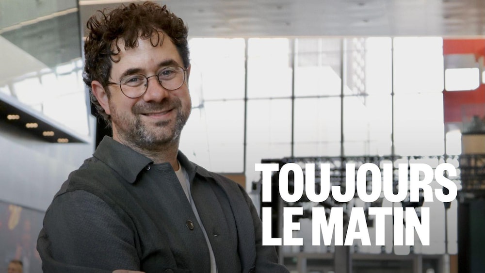 Jean-Michel Blais sourit en posant dans un espace public.