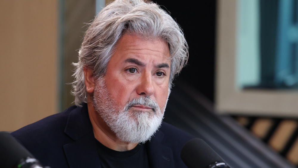 Pablo Rodriguez devant un micro du studio 1 de Radio-Canada.