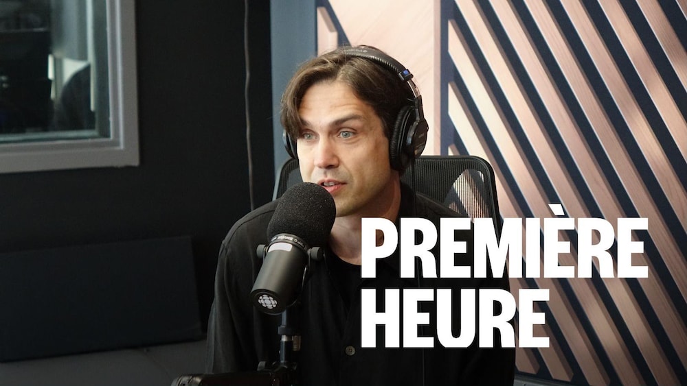 Un homme assis dans un studio radio.