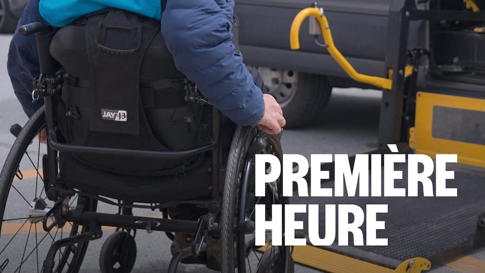 Une personne dans un fauteuil roulant.