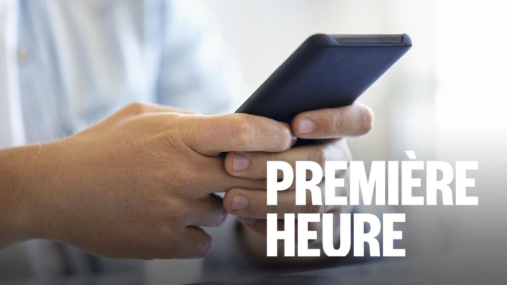 Un jeune homme adulte envoyant des messages texte tout en tenant un smartphone pendant la journée.