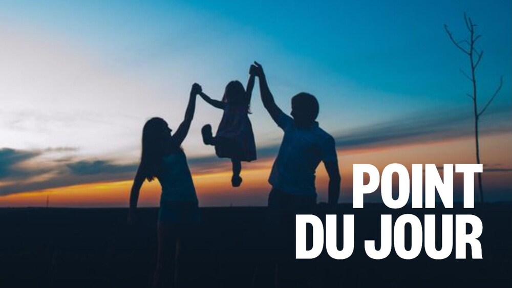 Une famille devant un coucher de soleil.