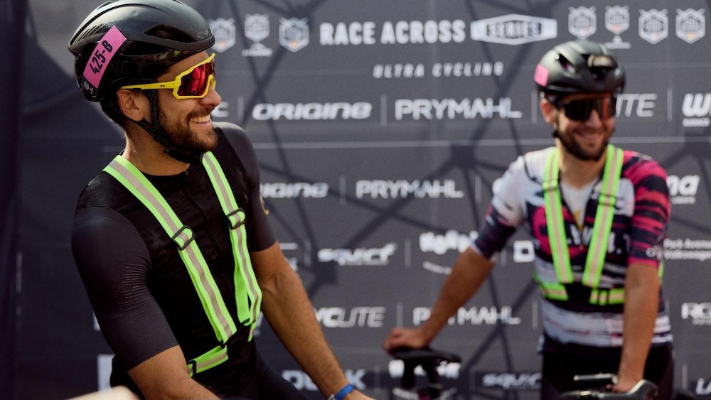 Deux cyclistes qui participent au Race Across Québec.
