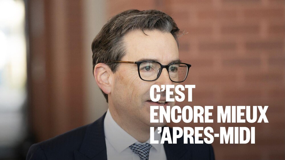 Un homme lors d'une apparition publique,