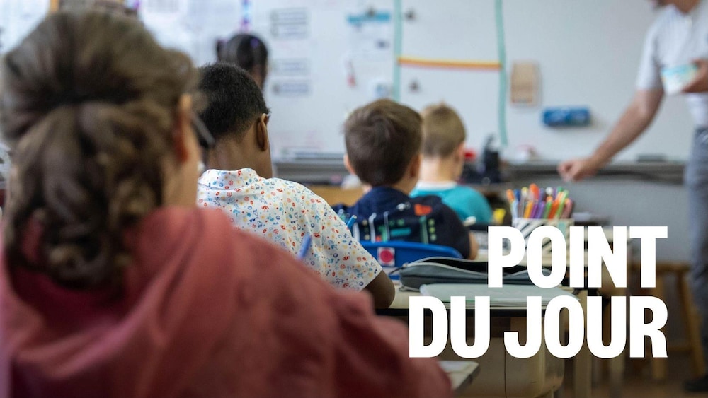 Des élèves assis à leur bureau en classe.