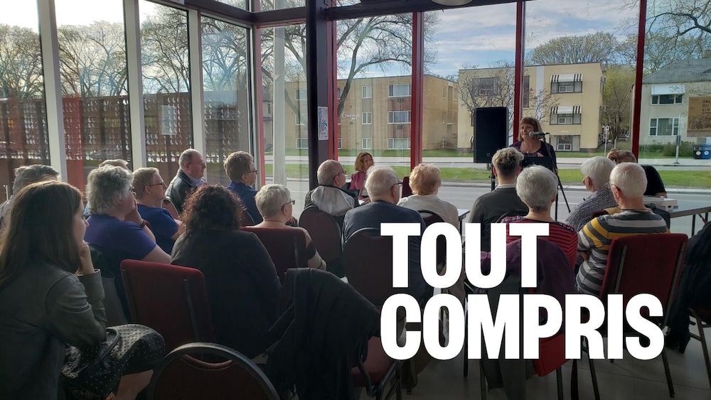 Une vingtaine de personnes assistent au discours de Margot Joli. 